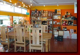 Die hell und übersichtlich eingerichtete Enoteca