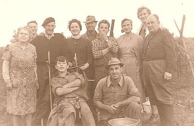 Joseph Straub et son &eacute;quipe de vendangeurs en 1966