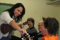 Berit Falk beim Musikunterricht - Ukulele-Kurs f&uuml;r Anf&auml;nger