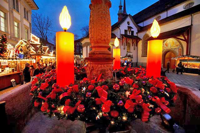 Adventskranz beim Brunnen