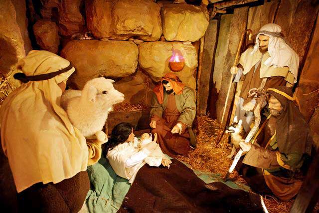 Weihnachtskrippe mit der Heiligen Familie und Hirten