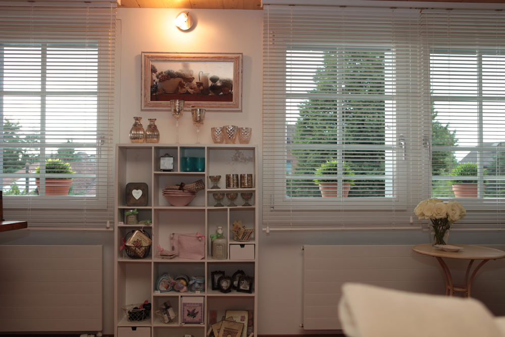 Ambiente mit Charme - Fensterseite und Logobild