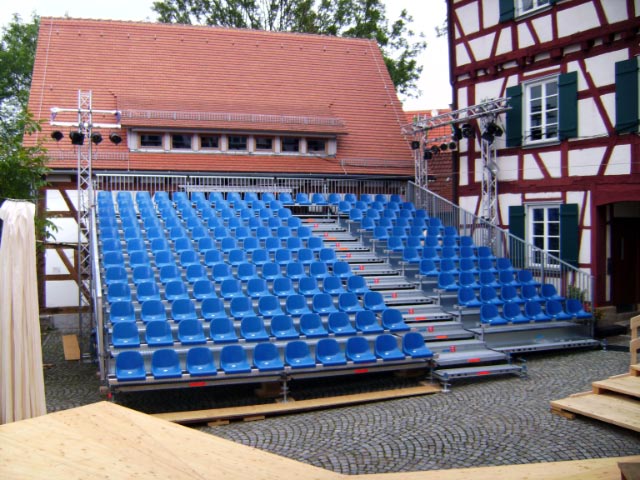 Trib&uuml;ne mit 170 Sitze