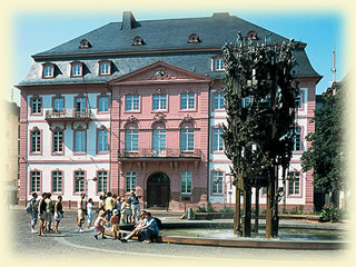 Mainz, Schillerplatz mit Fastnachtsbrunnen