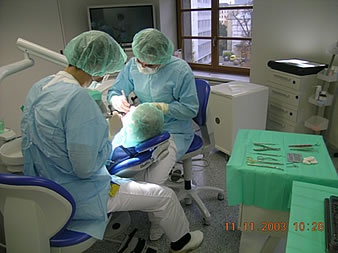 In der Zahnklinik Aarau, Oralchirurgen bei der Arbeit.