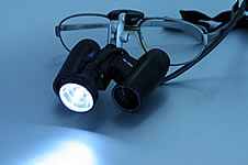 Lupenbrille mit Halogenlicht