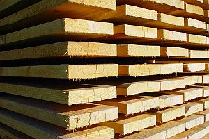 Holz als Bretterstapel