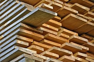 s&auml;geraue Holzbretter im Stapel
