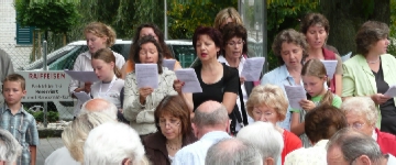 &Ouml;kum. GD 26. Aug 2007 auf dem Dorfplatz Luterbach - Die Projektgruppe f&uuml;hrt den Gemeindegsang
