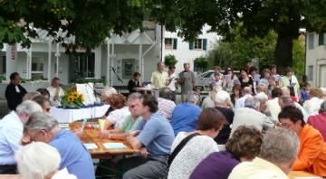 &Ouml;kum. Gottedienst 2007 auf dem Dorfplatz Luterbach - hier mit dem "Unser Vater" gesungen 