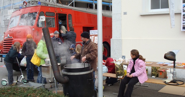 Trotz eisiger Kälte wurde der Infostand gut besucht - nicht nur wegen dem heissen Glühwein/Punsch.