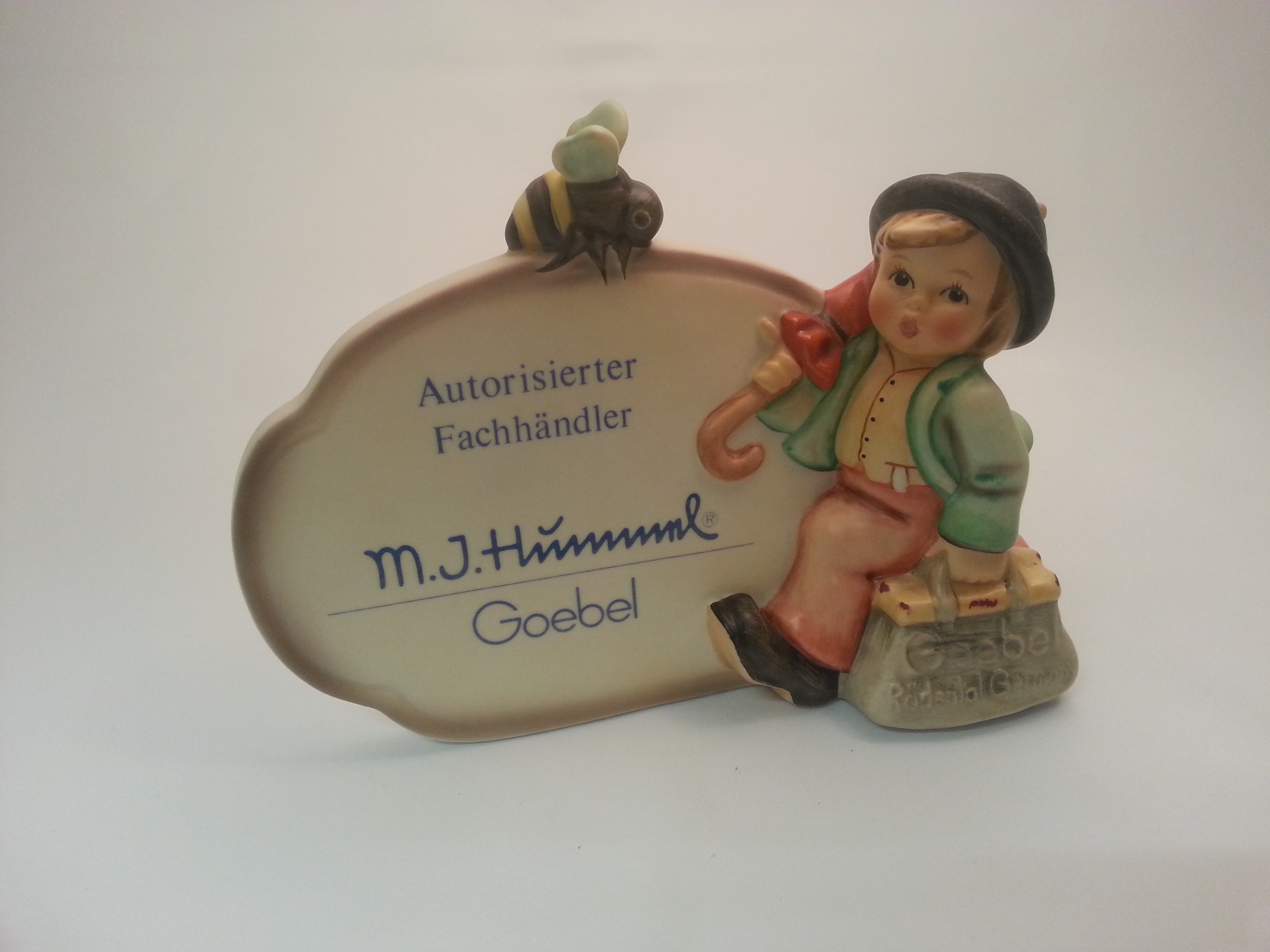 Goebel, Hum 900 (01-900-01-8), "Aufstellschild Wanderbub mit Biene", #1475