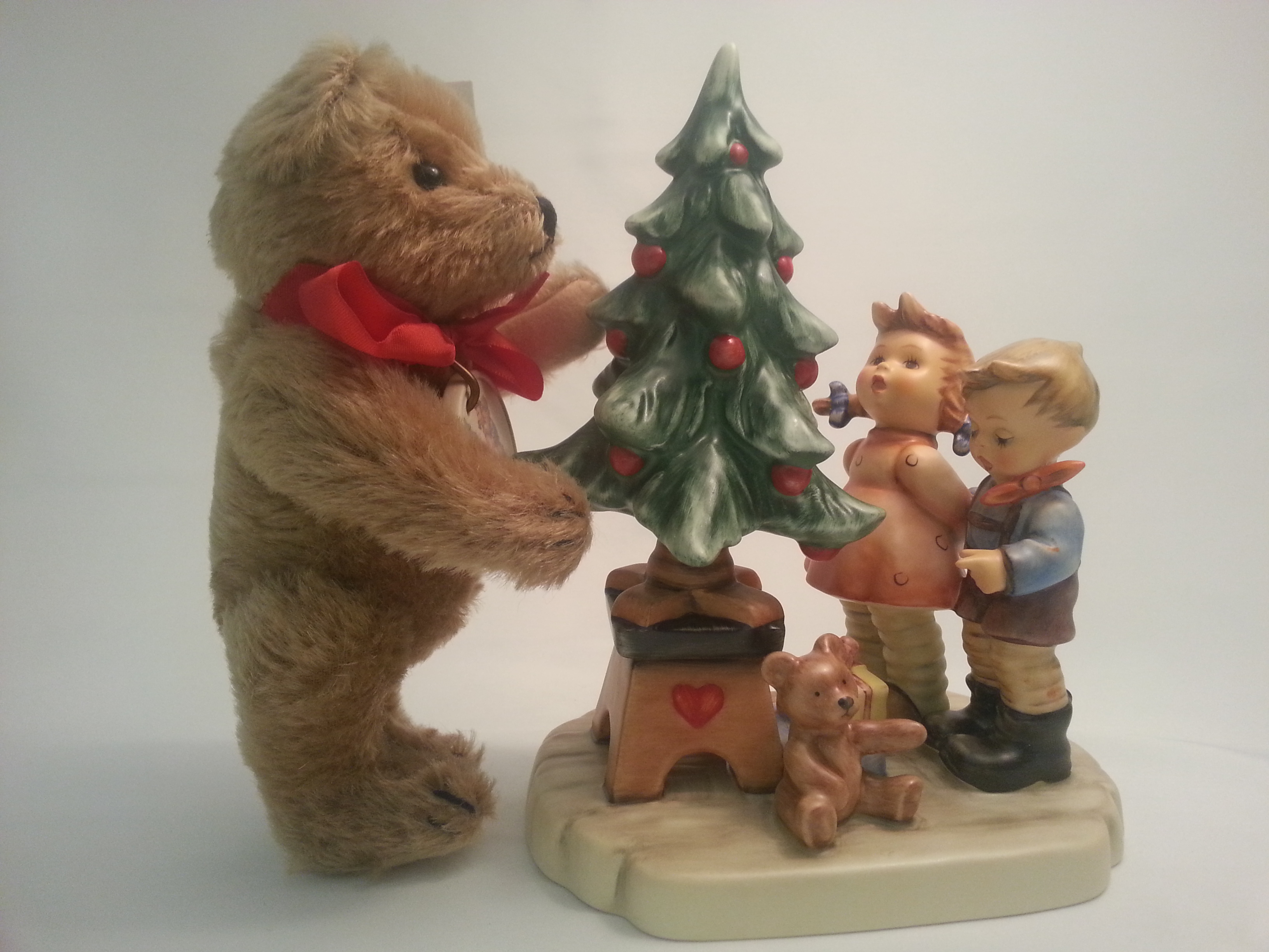 Goebel,Hum 2015 (02-015-90-7) / 156027, "Am Weihnachtsbaum mit Teddybär der Fam. Steiff", #1394
