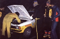 Fahrer Andes Kulläng und Beifahrer Bruno Berglund schauen ihrem Mechaniker auf die Finger