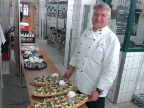 Chef mit Canapes.jpg