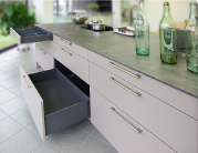 Rotpunkt Musterküche im Abverkauf | Fronten in Mattlack Braun | Vollauszüge in Kochinsel