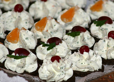 Partyservice Janz    Fingerfood:Pumpernickeltaler mit Frischkäse