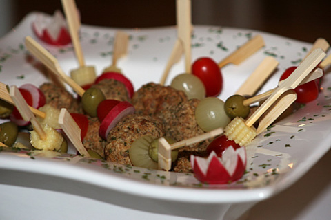 Partyservice Janz    Fingerfood:Spiesschen mit Partyfrikadellen