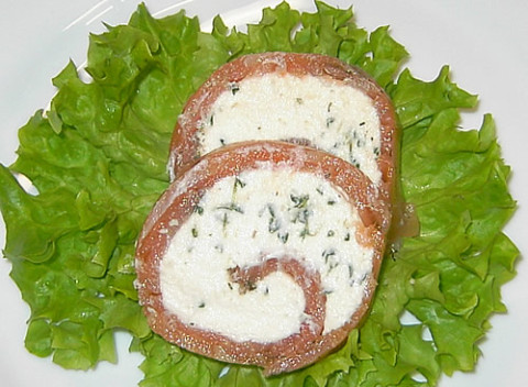 Partyservice Janz   Räucherlachsroulade gef. mit Kräuterfrischkäse