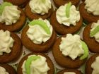 Partyservice Janz: Hausgemachte Cup-Cakes zu Halloween mit "Wurm" aus Marzipan