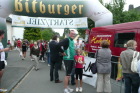 Annika stärkt sich mit einer Bratwurst Annika stärkt sich mit einer Bratwurst