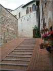 Weg zum Kloster Santa Croce in Assisi