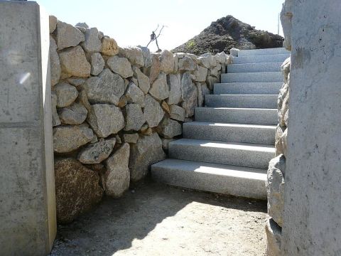 Natursteinmauer aus Granit in Mörtel versetzt 