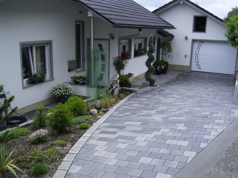 Gepflasterte Hofeinfahrt