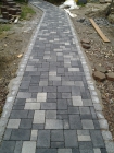Gartenweg mit Graniteinfassung ausgelegt mit Antinea-Pflaster