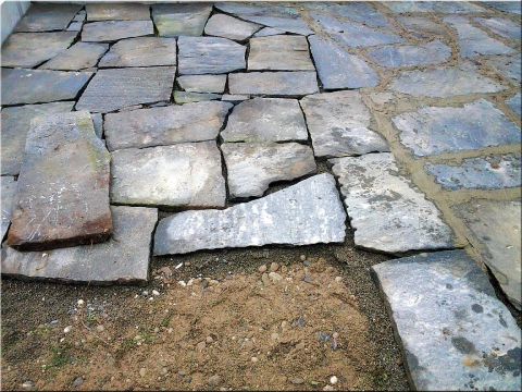 Verlegen von Maggia-Platten in Splitt-Zementgemisch