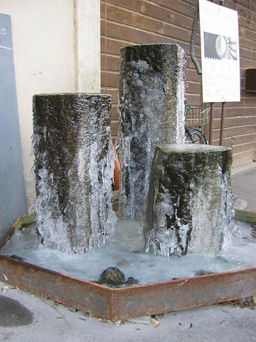 vereister Basalt-Brunnen