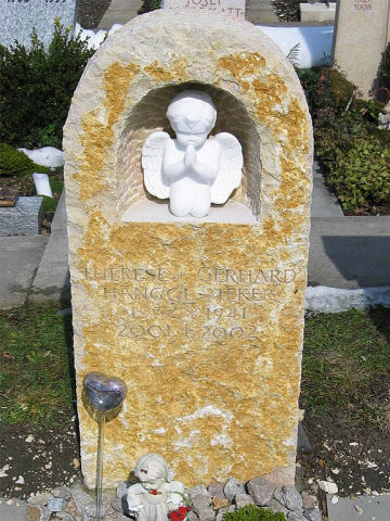 Grabstein mit Marmor-Engel in Nische