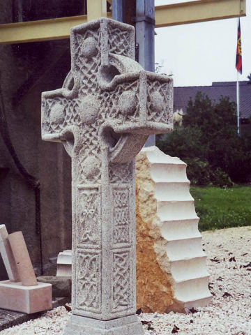 Irisches Hochkreuz aus Muschelkalk