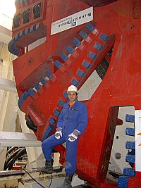 Tunnelbohrmaschine (Bohrkopf), Arbeiten unter Druckluft sind für Kontrollen und Reparaturen erforderlich - www.taucherarzt.at