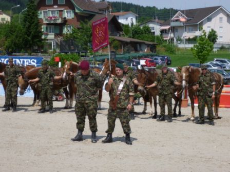 Standartenfähnerich mit der neuen Standarte