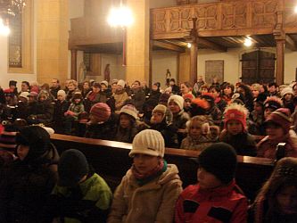 Bei unserer alljährlichen Kinderroratemesse haben sich wieder mehr als 70 Kinder aus der VS Hermagor in der Pfarrkirche Hermagor eingefunden.