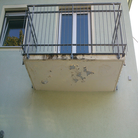 Balkonuntersicht sanierungsbedürftig