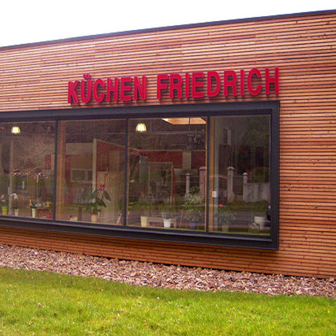 Moderne Fassade aus Lärche